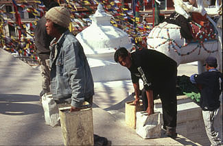 Kathmandu Bodnath 20 Kalktr�ger  P 0350