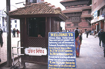 KAthmandu Freak street 22 Wachh�uschen0340x