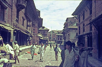 Wolf Donner NEP 090 Bhaktapur Hauptstr 1966  x340